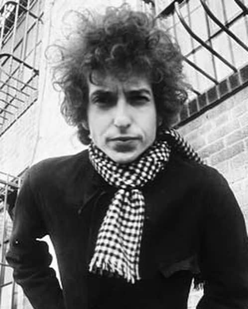 オーガスト・マトゥーロさんのインスタグラム写真 - (オーガスト・マトゥーロInstagram)「Channeling my inner Bob Dylan 🎸   Photo @matt_kallish  Hair @makeup_by_kristine_」11月24日 6時28分 - augustmaturo