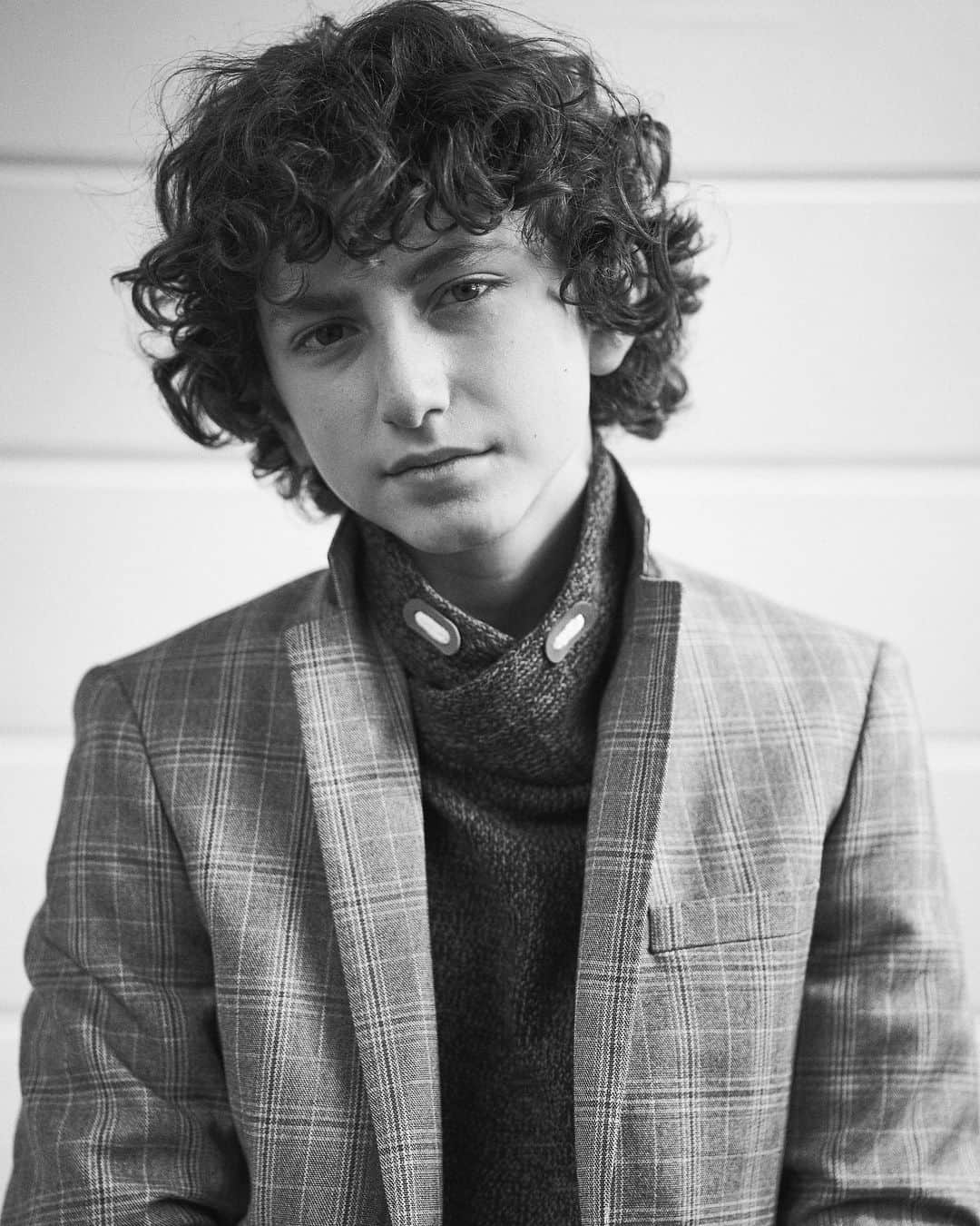 オーガスト・マトゥーロのインスタグラム：「Channeling my inner Bob Dylan 🎸   Photo @matt_kallish  Hair @makeup_by_kristine_」