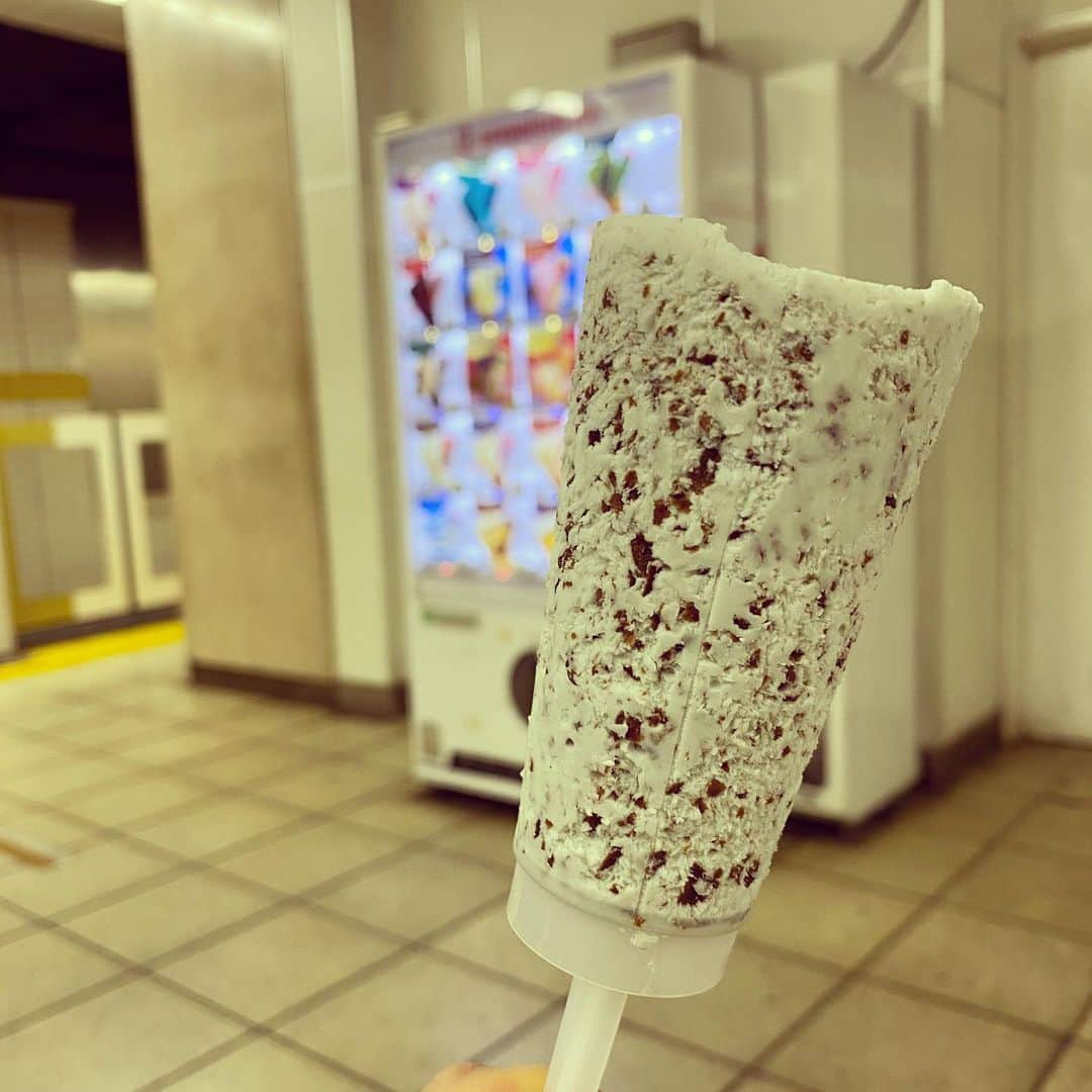 山田しょうこさんのインスタグラム写真 - (山田しょうこInstagram)「朝6時に駅のホームで食べるセブンティーンアイスうますぎ〜私は断然チョコミント推し🍫🌱 #セブンティーンアイス  #チョコミント  #池袋駅有楽町線駅構内」11月24日 6時40分 - shokokrake0611