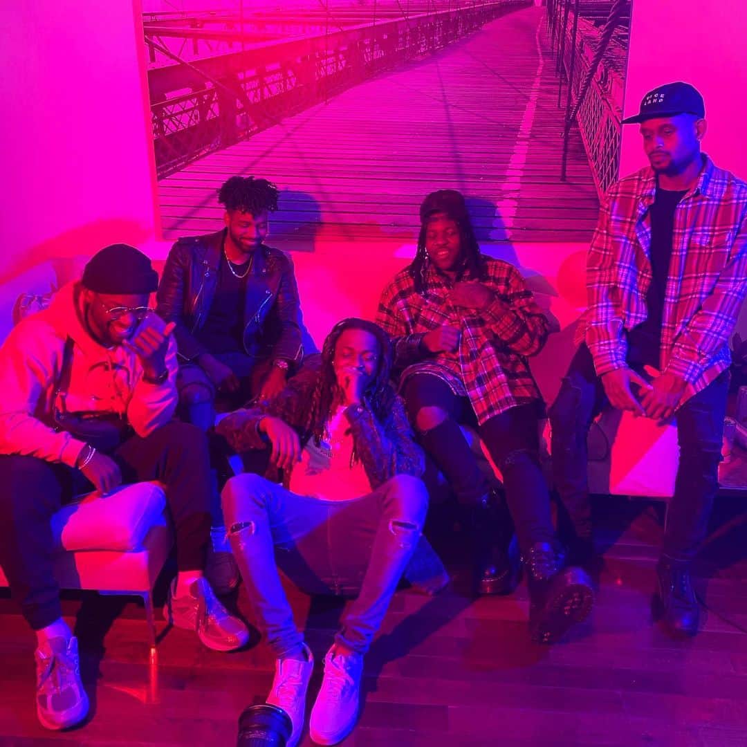 テイラー・ジェームスのインスタグラム：「@wetheband 🤟🏿🤟🏿🤟🏿  📸: @cjcook」