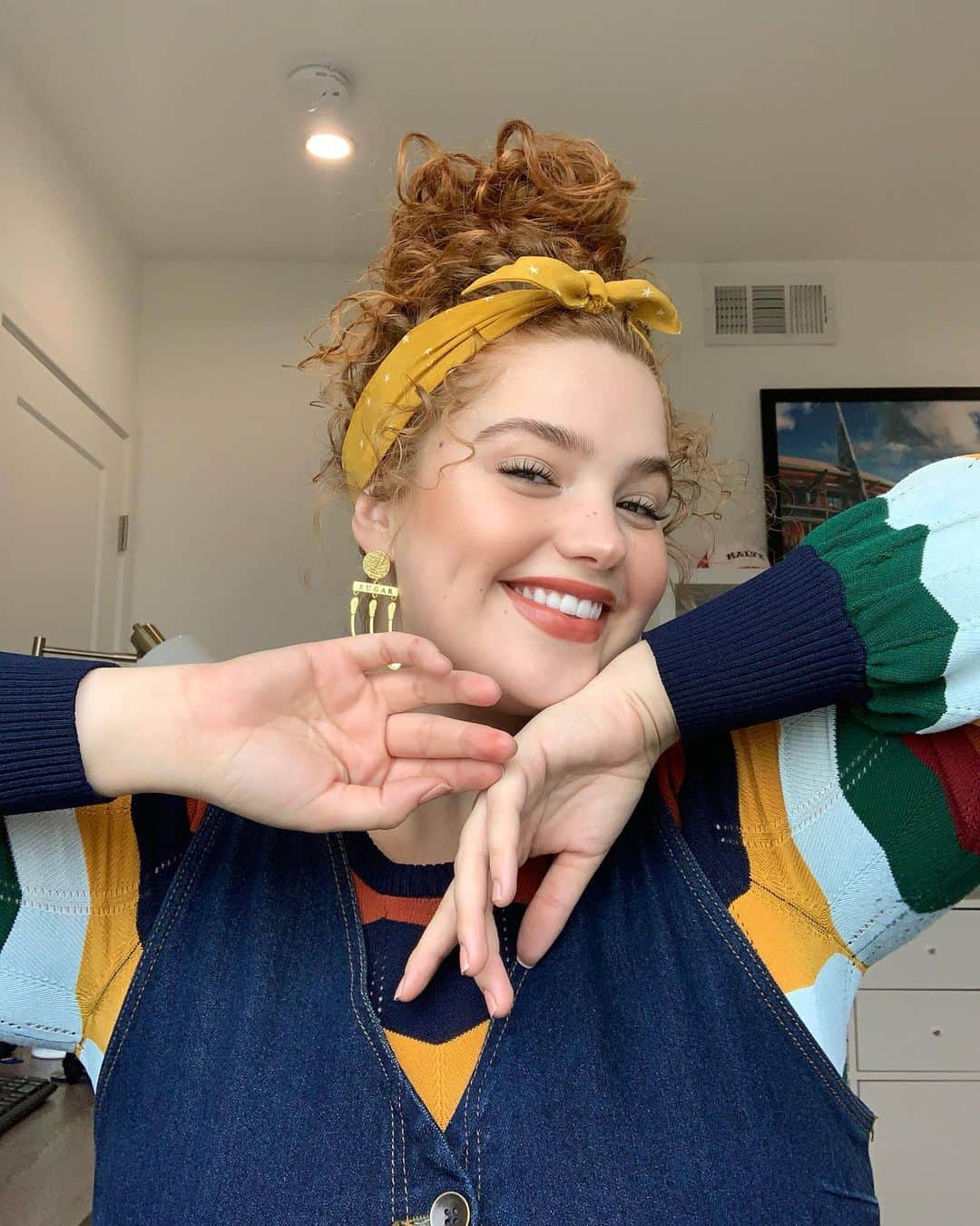 ブリー・キッシュのインスタグラム：「messy bun.. but make it ELEVATED ✨ this hairstyle is one of my absolute favorites. adding an accessory to a messy bun is the easiest way to add some pizazz to such a simple look! #TRESpartner 🎨 this shampoo/conditioner combo keeps my hair feeling healthy, looking shiny, and prepared for any hairstyle i feel like wearing that day! be sure to check out my TRESemmé highlight where i give step-by-step tutorials on how to elevate your WFH looks and share my favorite @tresemme products available at @walgreens! 🤩 #TRESstylefiles #walgreens」