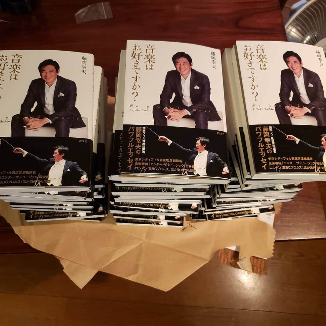 藤岡幸夫のインスタグラム：「クラウドファンディングの返礼品のエッセイ集(１２月中旬発売ですが発売日よりかなり前にお届け❗)にサイン終了😊　藤岡愛用のテアニンゼリーはお酒と一緒で大丈夫！熟睡できます😃＋藤岡愛用のめっちゃ美味しい携帯カレー‼️如何ですか？  その他、プロ専用高級シャンプー&リンスを廉価で❗ 高級バッグを超割引価格❗ 3000円～返礼品盛り沢山‼️  １１月３０日締め切り‼️ プロフィールのファンサイトURLで返礼品の数々をご覧になれますので覗くだけでもどうかよろしくお願いいたします🙇‍♀️💦💦  https://kansaiphil-crowdfunding.nug-get.jp」