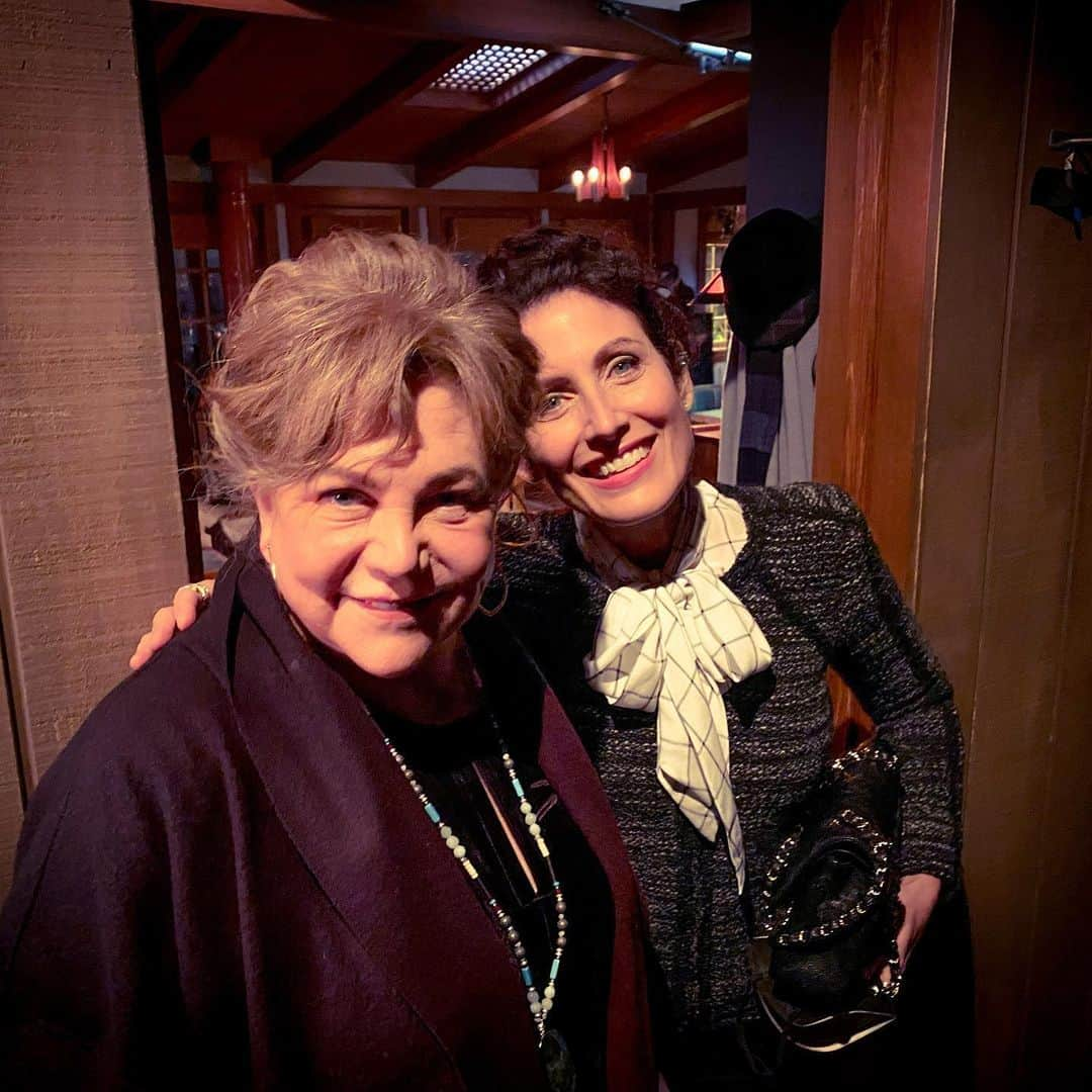 リサ・エデルシュタインさんのインスタグラム写真 - (リサ・エデルシュタインInstagram)「Dear 16 year old self, YOU. ARE. WORKING. WITH. KATHLEEN. TURNER. Love, Lisa ❤️❤️❤️ #thekominskymethod @netflix #kathleenturner」11月24日 6時56分 - lisaedelstein