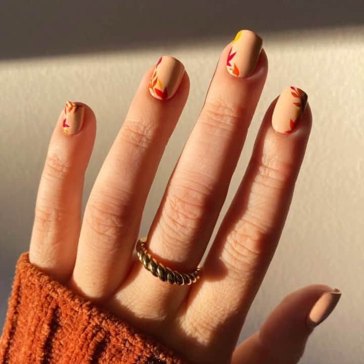 Soniaのインスタグラム：「F A L L🍂 Easy minimal leaves, perfect for this year’s lowkey thanksgiving festivities. - Ring: @littleskystone」