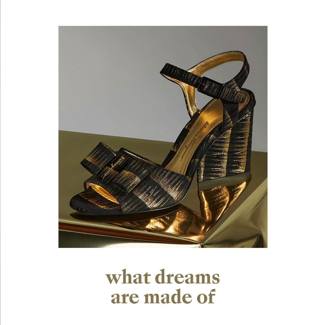 サルヴァトーレ・フェラガモのインスタグラム：「Do you dream in gold? This festive season, immerse yourself in the endlessly enchanting universe of gilded fantasies, with an assortment of ornamental pumps and sandals with irresistible gold accents. #UnwrappingJoy #FerragamoHoliday」