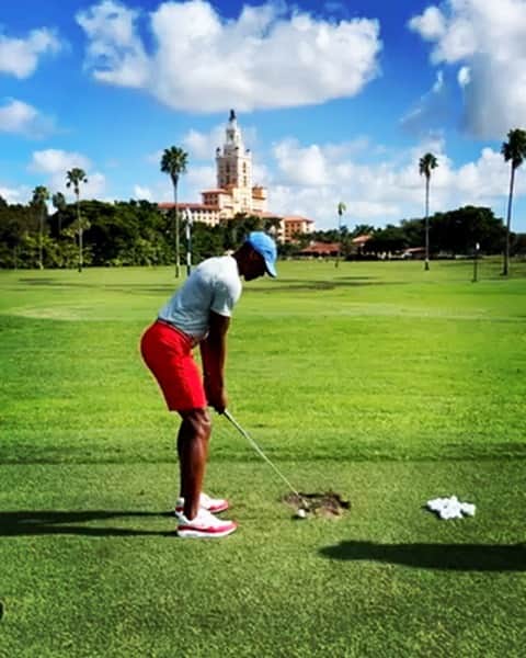 レイ・アレンのインスタグラム：「Got a little work in today with @mcleangolf @sl1mbenny  #biltmore」