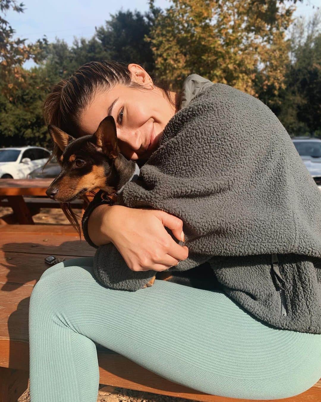 キャシー・ケリーのインスタグラム：「me: i’m not clingy also me:」
