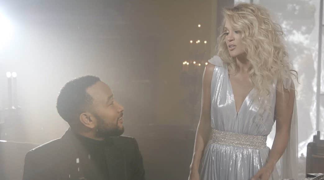 Vevoさんのインスタグラム写真 - (VevoInstagram)「@carrieunderwood and @johnlegend's beautiful "Hallelujah" duet will have you in your feelings this holiday season 😇 ⠀⠀⠀⠀⠀⠀⠀⠀⠀ ▶️[Link in bio] #carrieunderwood #johnlegend #hallelujah」11月24日 7時01分 - vevo