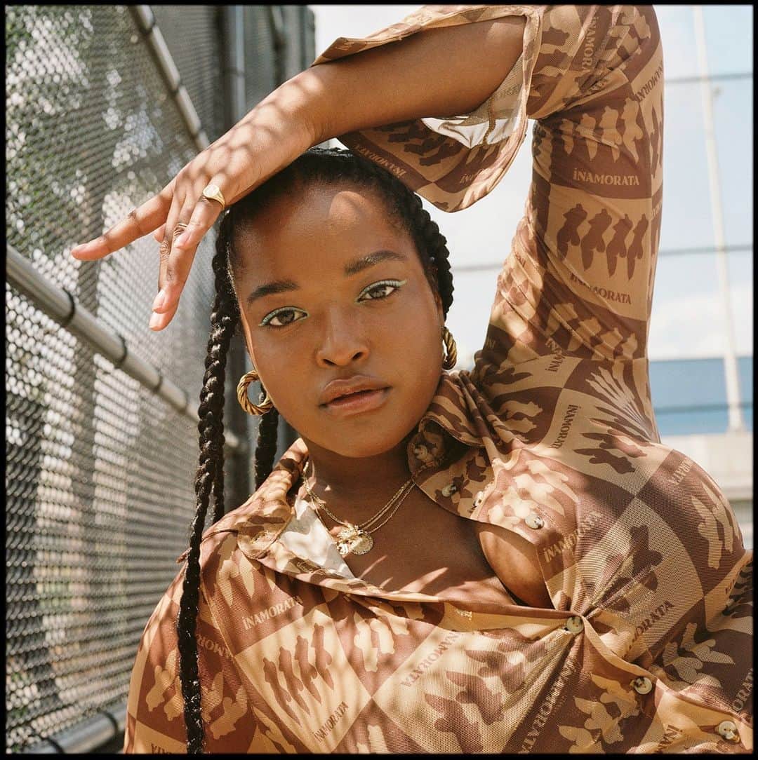 Vogue Beautyさんのインスタグラム写真 - (Vogue BeautyInstagram)「“My mother always prioritized caring for my hair and I remember being told, and believing, from a young age that my hair was beautiful,” model Imani Randolph (@champagnemani) says. But she still experienced moments of confusion growing up. Coveting the little girl on the Just For Me perm box and seeing her mother with permed hair, “I was convinced I should get a perm as well,” Randolph remembers. Today, she’s thankful her mom didn’t allow it, but back then “there were moments where I undoubtedly felt othered.” But despite experiencing self-doubt, a love for her hair was always in the back of her mind. “I took pride in the braids and twists my mother crowned me with,” Randolph says.  At the link in our bio, for Vogue's #TextureDiaries series, Randolphs hares her daily hair routine, and her go-to pick-me-up for when her spirits are low. Photo by @katherinepekala」11月24日 7時05分 - voguebeauty