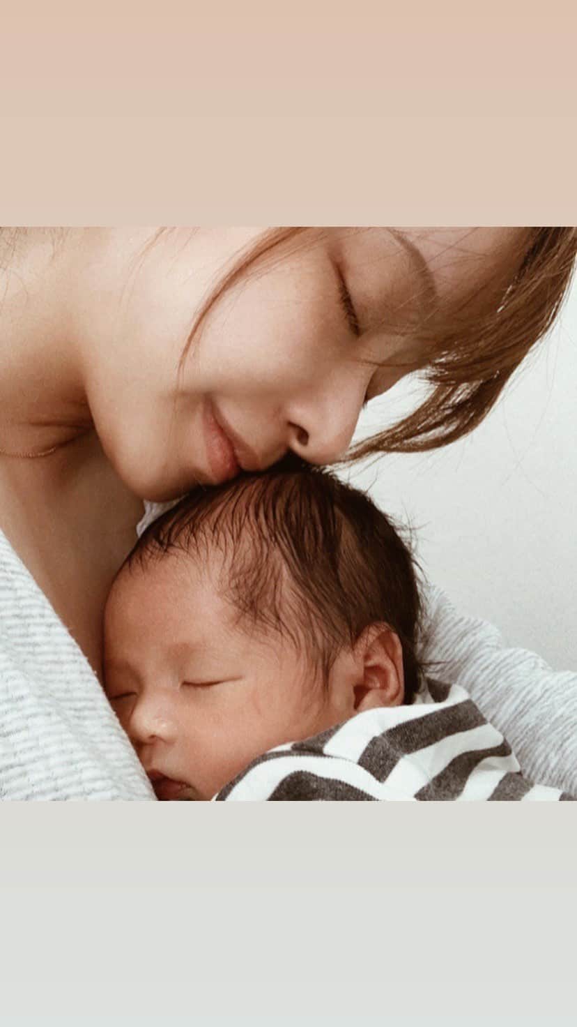 ayacasuのインスタグラム：「* * * 今日で悠陽👶🏻の新生児終了のおしらせ😭 嬉しいようで寂しいなぁ〜🥺🥺 ふにゃふにゃですぐ壊れてしまいそうな くらい小さかったのに もう最近はどっしりとしてきたね👶🏻 いつか成長した悠陽👦🏻と 生まれたての悠陽👶🏻のアルバムを 一緒に見返したいなぁ🥰❣️ * * あなたが生まれた日 ジワジワと色んな感情が込み上げてきて 無事に生まれてきてくれた安心と やっと会えた喜びと感動で ひとり号泣した夜。 * 授乳がうまく出来ずに悩んだ日 なんで泣いてるのか分からなくて ママも一緒に泣いたこともあったなぁ😅 * ちょっとしたことでも気になって 病院行ったり電話もしまくったなぁ😂 * 新生児微笑やのに笑った〜♡って 家族みんなを笑顔にしてくれたね😌 * わたしがシャワーに行くと 泣いてばあばを困らせたね😂 * 朝起きるとよく枕からずれてるよね😂 寝相悪すぎ！！笑 * 最近は甘えて抱っこのおねだりも 出来るようになったね💕 * ママも色んなことがまだうまく出来なくて 悠陽を泣かせちゃうこともあるかもしれないけど ママもパパも頑張るから一緒に成長していこうね✨ 大好きだよ👶🏻❤️ * * 今更ながらリール初めてしてみた😂 * * * #出産 #出産報告 #男の子ベビー #男の子ママ #第一子 #新生児 #10月生まれベビー #初ママ #初ママさんと繋がりたい #新米ママ #新ママ #welcomebaby #新生児フォト #令和2年ベビー #秋生まれベビー #親バカ #プレママ #あかちゃんのいる生活 #赤ちゃんのいる生活 #赤ちゃんのいる暮らし #ママリ #べびすたぐらむ #スマイル育児 #あやかすベビー#生後28日目 #関西ママ #新生児」