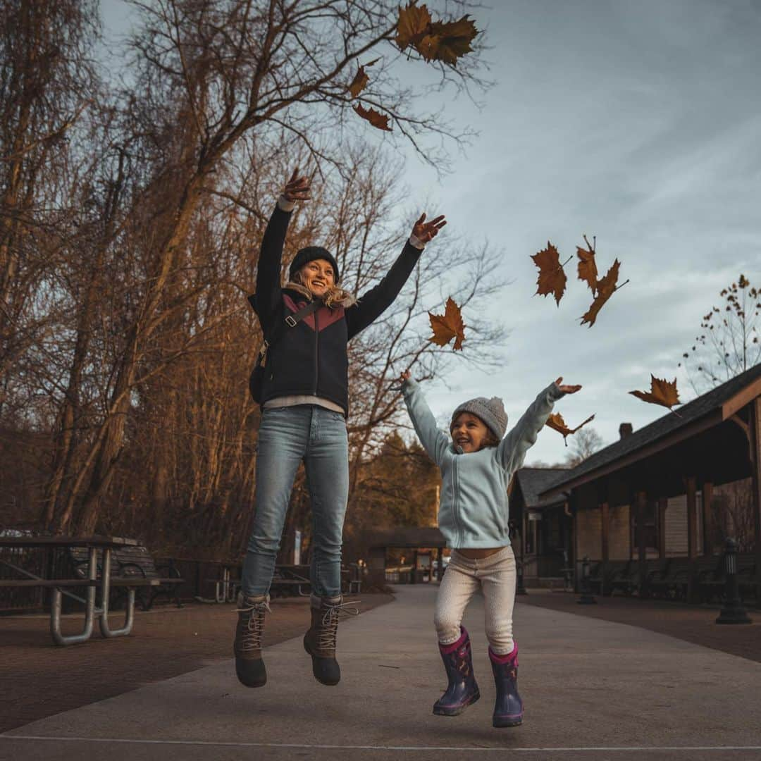 エミリー・デ・レイヴィンのインスタグラム：「All the Autumn vibes happening right now! 🍂🍁🍂  📷 @eb.photogeography  #autumn #fall #ohiopylestatepark #rvlife #lifeontheroad #mumlife #momlife #toddlerlife #kidlife」