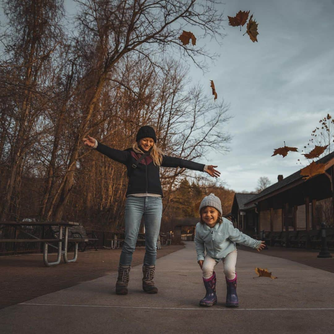 エミリー・デ・レイヴィンさんのインスタグラム写真 - (エミリー・デ・レイヴィンInstagram)「All the Autumn vibes happening right now! 🍂🍁🍂  📷 @eb.photogeography  #autumn #fall #ohiopylestatepark #rvlife #lifeontheroad #mumlife #momlife #toddlerlife #kidlife」11月24日 7時19分 - emiliede_ravin