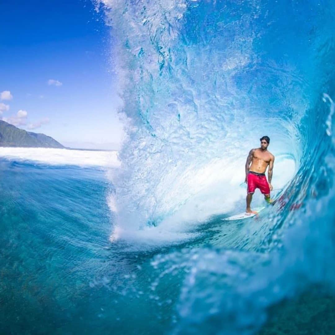 ガブリエル・メディーナのインスタグラム：「Blue room. Boardshort red.」