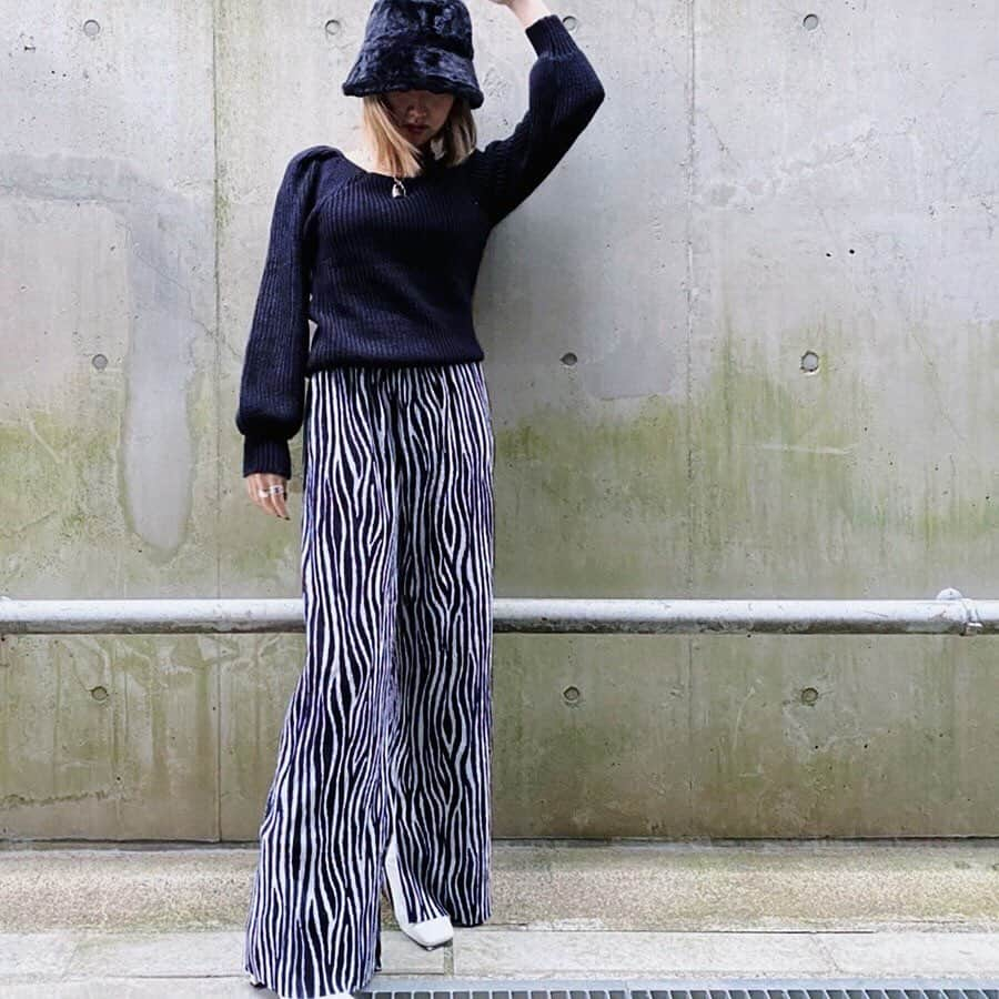 gallerieさんのインスタグラム写真 - (gallerieInstagram)「#restock ————————————﻿ ﻿ ☑︎ Zebra Suede Wide Pants (¥5,990+tax)﻿  トレンドの#ゼブラ柄 ワイドパンツ✔︎ スエード素材を使用したシーズンライクな１枚。 ウエストゴムが楽な履き心地と インスリットが美脚効果を実現。  ————————————﻿ #お問い合わせ番号w1845」11月24日 18時22分 - kalekale_official