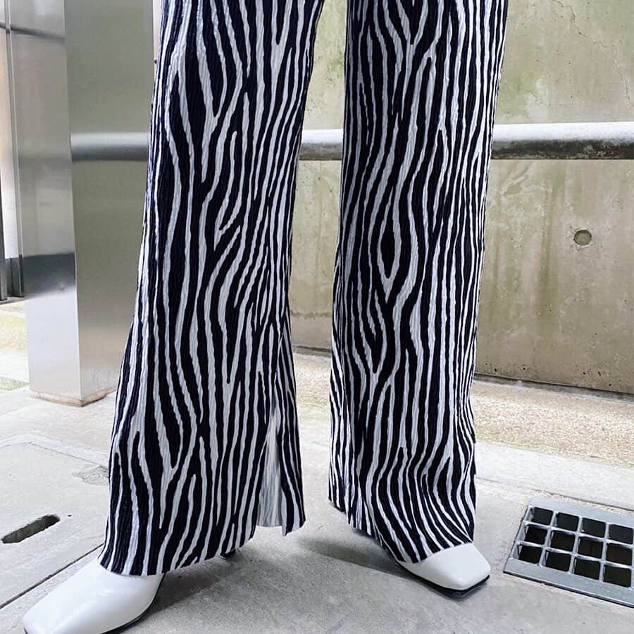gallerieさんのインスタグラム写真 - (gallerieInstagram)「#restock ————————————﻿ ﻿ ☑︎ Zebra Suede Wide Pants (¥5,990+tax)﻿  トレンドの#ゼブラ柄 ワイドパンツ✔︎ スエード素材を使用したシーズンライクな１枚。 ウエストゴムが楽な履き心地と インスリットが美脚効果を実現。  ————————————﻿ #お問い合わせ番号w1845」11月24日 18時22分 - kalekale_official