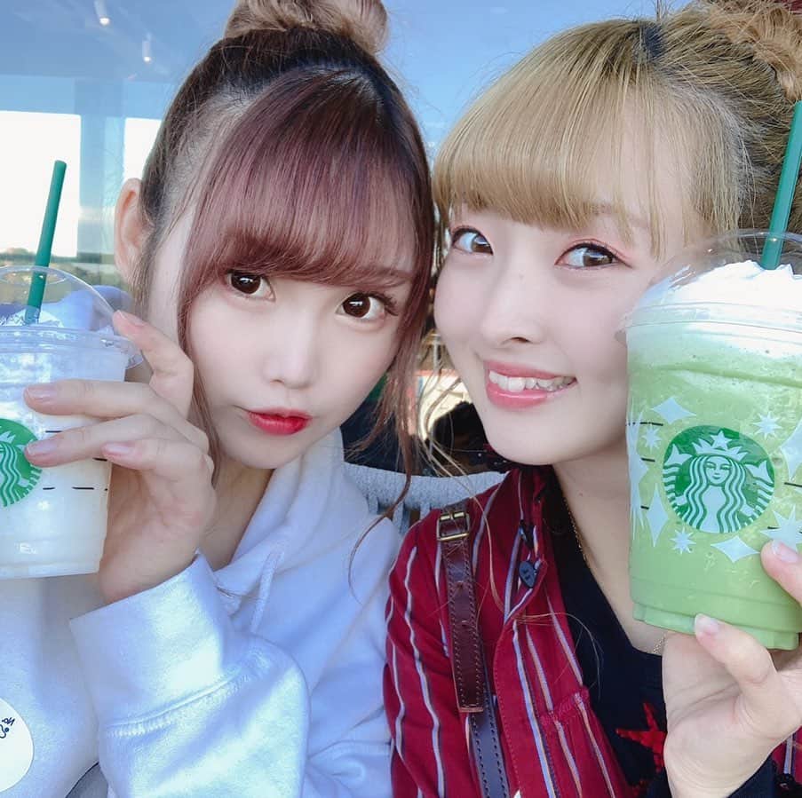 茉里のインスタグラム：「. まいぷにと飲むスタバはうまい！ そしてこの時期の外で飲むスタバは格別にうまい！  お団子ヘアお揃いしたの🍡  せっかくだしタグつけよ🏷 #starbucks #抹茶クリームフラペチーノ #バニラクリームフラペチーノ  なんだかんだで抹茶クリームフラペチーノが1番すっきや」