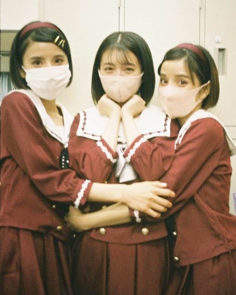 谷奥えまのインスタグラム：「早速現像してきました📸 写真を見返して余韻に浸ってます。 　 主演の市川美織ちゃん🍋　　 知れば知るほど好きになっていく( ´◡͐`)oO 舞台の期間でたくさんみおりんパワーをいただきました(•‾⌣‾•)  またお仕事ができますように。。」