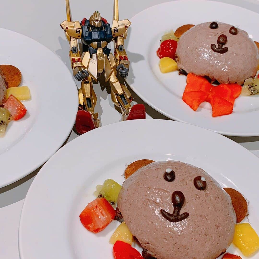 西山野園美さんのインスタグラム写真 - (西山野園美Instagram)「遅くなりましたが、11/22はGUNDAM Cafe TOKYO BRAND COREさんで4度目のお仕事でした！  あおにゃんとハナハナちゃんとのスペシャルトークプログラム！  『新機動戦記ガンダムW × GUNDAM Café ChristmasParty 2020』が現在開催中ということで、ガンダムWについてのトークをしたよー！  ガンダムWがクセが強い！！！ 無人機MS「モビルドール」の登場だったり、それによってリストラされまくるパイロット達だったり、ヒイロとリリーナのクセ強恋愛模様だったり、ドロシーの眉毛だったり……  掘れば掘るほどクセ強なキャラばかりでめちゃくちゃ面白い！ ガンダムWだけであと5時間くらい語れる気がするので、是非またいつかガンダムカフェで第二弾やらせて頂きたい(という気持ちでいっぱい)  そんなWが今回描き下ろしイラストでクリスマスイベントが開催されてる訳ですけど！また！これが！グッズが最高すぎています！！！！！  クリスマス限定のフードやドリンクも最高に最強です！クリスマスカード！ほしい！カトルとデュオから！  今回は、ガンダムWからクリスマス限定のツリー風パスタとテディベア風ムースを頂いたり、さらには、お昼限定のパイロットランチも頂けてハッピーしか生まれない時間を過ごしました！！！  欲しかったグッズもゲットできてマジ幸  あおにゃんの美少女ランキングは全然少女がいないし、シーマ様が3位なの一生解せぬけど、ルーが2位だったので全てモーマンタイでした  ハナハナちゃん、初ガンダムでWを一生懸命勉強してくれたみたいでめっちゃ偉くて泣いちゃった( ˘ω˘ )  総じて、最高でした。  #ガンダム #ガンダムカフェ #百式 #小百ちゃんだよ #ガンプラ #秋葉原 #ガンダムw #gundam #gunpla #ドロシーの眉毛」11月24日 18時27分 - nozoccho