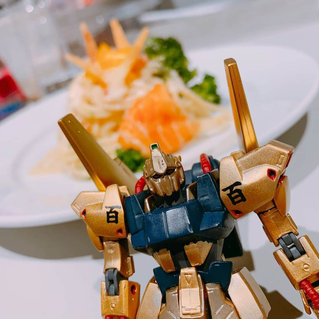 西山野園美さんのインスタグラム写真 - (西山野園美Instagram)「遅くなりましたが、11/22はGUNDAM Cafe TOKYO BRAND COREさんで4度目のお仕事でした！  あおにゃんとハナハナちゃんとのスペシャルトークプログラム！  『新機動戦記ガンダムW × GUNDAM Café ChristmasParty 2020』が現在開催中ということで、ガンダムWについてのトークをしたよー！  ガンダムWがクセが強い！！！ 無人機MS「モビルドール」の登場だったり、それによってリストラされまくるパイロット達だったり、ヒイロとリリーナのクセ強恋愛模様だったり、ドロシーの眉毛だったり……  掘れば掘るほどクセ強なキャラばかりでめちゃくちゃ面白い！ ガンダムWだけであと5時間くらい語れる気がするので、是非またいつかガンダムカフェで第二弾やらせて頂きたい(という気持ちでいっぱい)  そんなWが今回描き下ろしイラストでクリスマスイベントが開催されてる訳ですけど！また！これが！グッズが最高すぎています！！！！！  クリスマス限定のフードやドリンクも最高に最強です！クリスマスカード！ほしい！カトルとデュオから！  今回は、ガンダムWからクリスマス限定のツリー風パスタとテディベア風ムースを頂いたり、さらには、お昼限定のパイロットランチも頂けてハッピーしか生まれない時間を過ごしました！！！  欲しかったグッズもゲットできてマジ幸  あおにゃんの美少女ランキングは全然少女がいないし、シーマ様が3位なの一生解せぬけど、ルーが2位だったので全てモーマンタイでした  ハナハナちゃん、初ガンダムでWを一生懸命勉強してくれたみたいでめっちゃ偉くて泣いちゃった( ˘ω˘ )  総じて、最高でした。  #ガンダム #ガンダムカフェ #百式 #小百ちゃんだよ #ガンプラ #秋葉原 #ガンダムw #gundam #gunpla #ドロシーの眉毛」11月24日 18時27分 - nozoccho