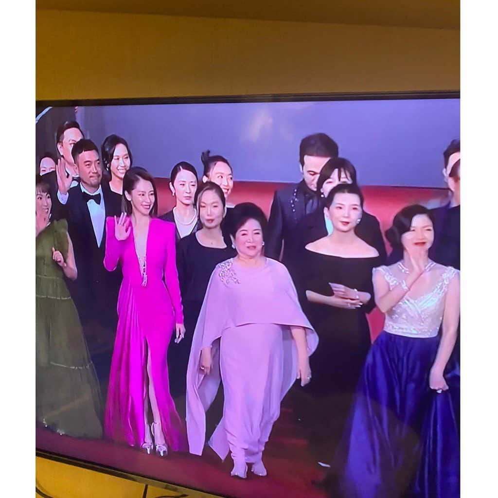 ビビアン・スーさんのインスタグラム写真 - (ビビアン・スーInstagram)「演戲演了63年，入圍無數次，為了「孤味」和「親愛的房客」低調的她，終於第一次願意踏上紅毯，阿姨辛苦了🙏🏻所以小徐監製一定要讓阿姨漂漂亮亮，有”后”的氣勢💪有一次在台中跑QA，發現她穿淡粉紅色，不但提亮氣色還氣質出眾好美！所以這次幫她選了淡粉紅禮服，背後還有兩片會飛的小披風，”后不后”？  想起陪她在搭配三套衣服的珠寶時，可愛的淑芳阿姨說：「這些珠寶幾千萬這麼貴，我怕弄不見，壓力很大～」我告訴她保全都會全程盯著我們，您不用擔心，只管放心漂漂亮亮的走紅毯就好了。她撒嬌說：「那我下次不要入圍好了！🤣」我感受到她既期待又怕受傷害的心情😊  阿姨，您是我們的寶～謝謝您這麼努力，拍了這麽多的好戲給大家，謝謝您一生的孤味：表演  恭喜您第一次得獎，直接奪下雙影后👏好替您開心，實至名歸🙏🏻與有榮焉、以您為榮❤️  小徐監製要感謝這次品牌Jasmine Galleria特別為淑芳阿姨量身訂製金馬紅毯戰袍 「粉藕色釘珠披風長禮服」以及三套禮服的美麗珠寶HarryWinston❤️也謝謝我的造型師”婷婷”的大力幫忙與協助🙏🏻 #金馬影后陳淑芳 #孤味@tingtinglinbunny  高級訂製禮服 #JasmineGalleria  珠寶 #HarryWinston」11月24日 18時27分 - vivianhsu.ironv