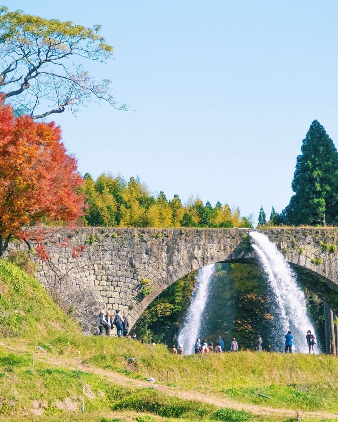 九州電力さんのインスタグラム写真 - (九州電力Instagram)「1854年に完成した、日本最大のアーチ式水道橋「通潤橋(つうじゅんきょう)」🏞️️⁣ .⁣ 熊本地震、豪雨で被害を受けた後、進められていた修理工事が完了。⁣ 約４年ぶりに豪快な放水を見ることができます👀✨⁣ 放水は、約124mの長さを持つ通水管の中に溜まった“土砂吐き”を目的としているんだとか💨⁣ 150年以上も現役で活躍している通潤橋の雄姿をお届けします💌⁣ .⁣ 通潤橋周辺のおすすめスポット☝✨⁣ 通潤橋のしくみや原理は、通潤橋資料館で学ぶことができます💡⁣ また、ジビエ料理や天然の鮎など、山里ならではの料理を味わえるお食事処やお土産にぴったりの酒蔵もあるんですよ🍽⁣ .⁣ 📍通潤橋(熊本県上益城郡山都町)⁣ 🚌熊本桜町バスターミナルから約1時間30分⁣ .⁣ 気兼ねなくお出かけできる日が来るまで、お届けする九州の風景が、皆さまの元気や癒しになれば幸いです🍀⁣ 九電グループでは、「あしたプロジェクト～あしたを、しんじて、たすけあおう～」を展開しています。詳しくは、HPをご覧ください✨⁣ .⁣  #九電 #kyuden #九州の灯り #九州ぐらむ #広がり同盟 #九州旅行 #九州 #九州愛 #kyushu #熊本 #kumamoto #山都町 #kumamon_ken #kumamotomylife #熊本カメラ部 #通潤橋 #石橋 #用水路 #放水 #水しぶき #best_moments_water #紅葉2020 #日本の秋 #青い空が好き #自然が好き #自然美 #橋マニア #文化財 #日本の風景 #あしたプロジェクト」11月24日 17時00分 - kyuden_official