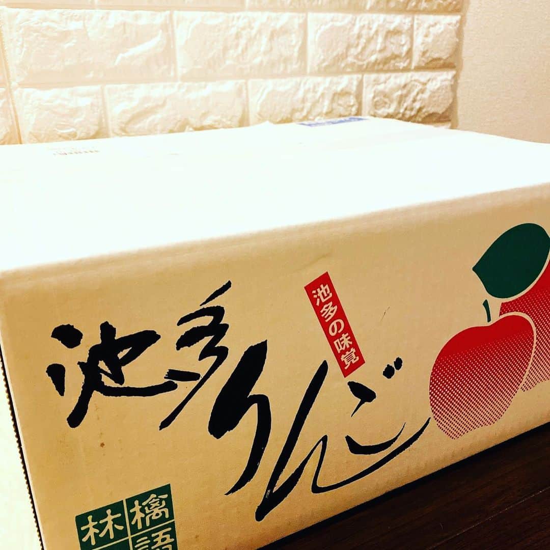 永井裕子のインスタグラム：「大好きなフルーツ😍 りんごが大量に届きました🍎 嬉しぃ〜❤︎ 早速、皮ごとムシャムシャ❣️  美味しぃ〜🍎  #永井裕子  #りんご  #フルーツだいすき💕  #いつもありがとうございます  #皮ごとたべるよ」