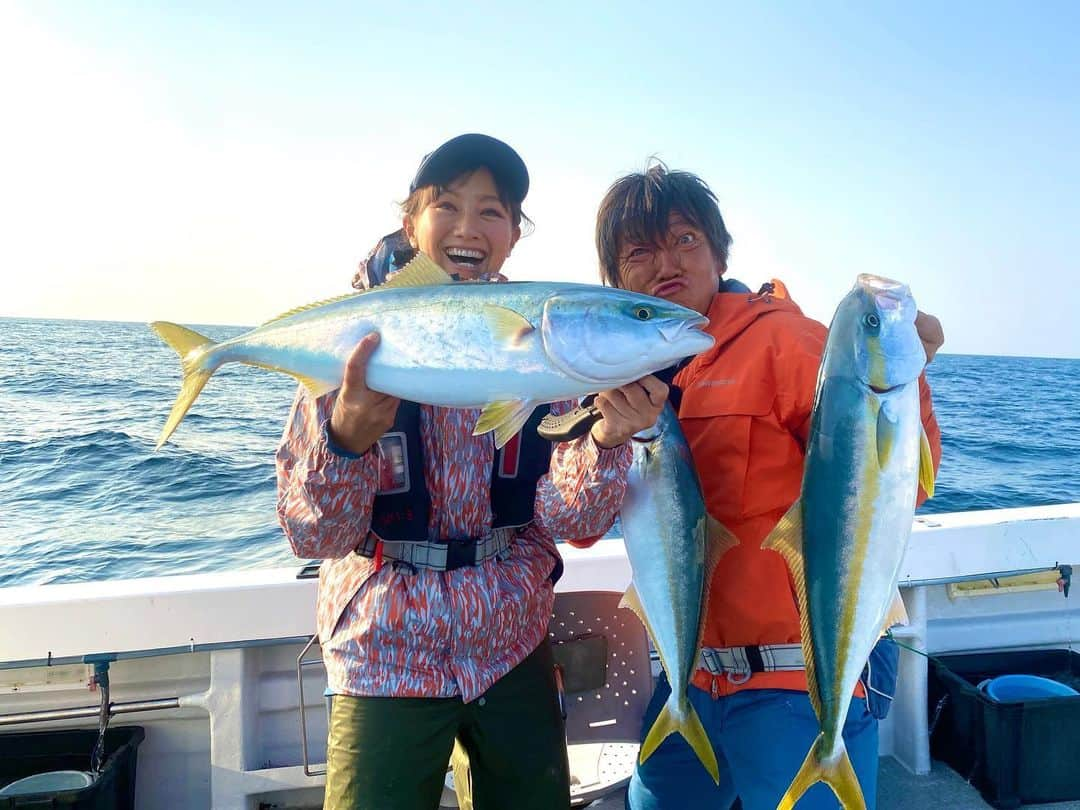 福島和可菜さんのインスタグラム写真 - (福島和可菜Instagram)「嬉しいオンエアのお知らせです㊗️  明後日 11月26日（木） 夜10時〜放送 BS TBS 🐟釣り百景🐟  に出演させていただきます🥰  高橋哲也さんとの、 玄界灘での落とし込み釣り🎣 （写真の哲也さんの表情🤣） 腹筋崩壊（笑）  高級魚の連発です😳😳😳😳😳  魅力的な釣り過ぎて🥰  ぜひぜひぜひ‼️‼️‼️ ご覧いただけたら嬉しいです😍  よろしくお願い致します🤲  #BS #TBS #釣り百景 #玄界灘 #落とし込み釣り #釣り #最高 #釣果 #超 #高級魚 #連続 #連発 #楽し過ぎた #面白過ぎた #with #レジェンド #高橋哲也　さん #LOVE #fishing #fish #釣り #SHIMANO #active #ambassador #outdoor #sea #Ocean #🐟 #🎣 #❤️ #🌊」11月24日 16時55分 - fukushimawakana