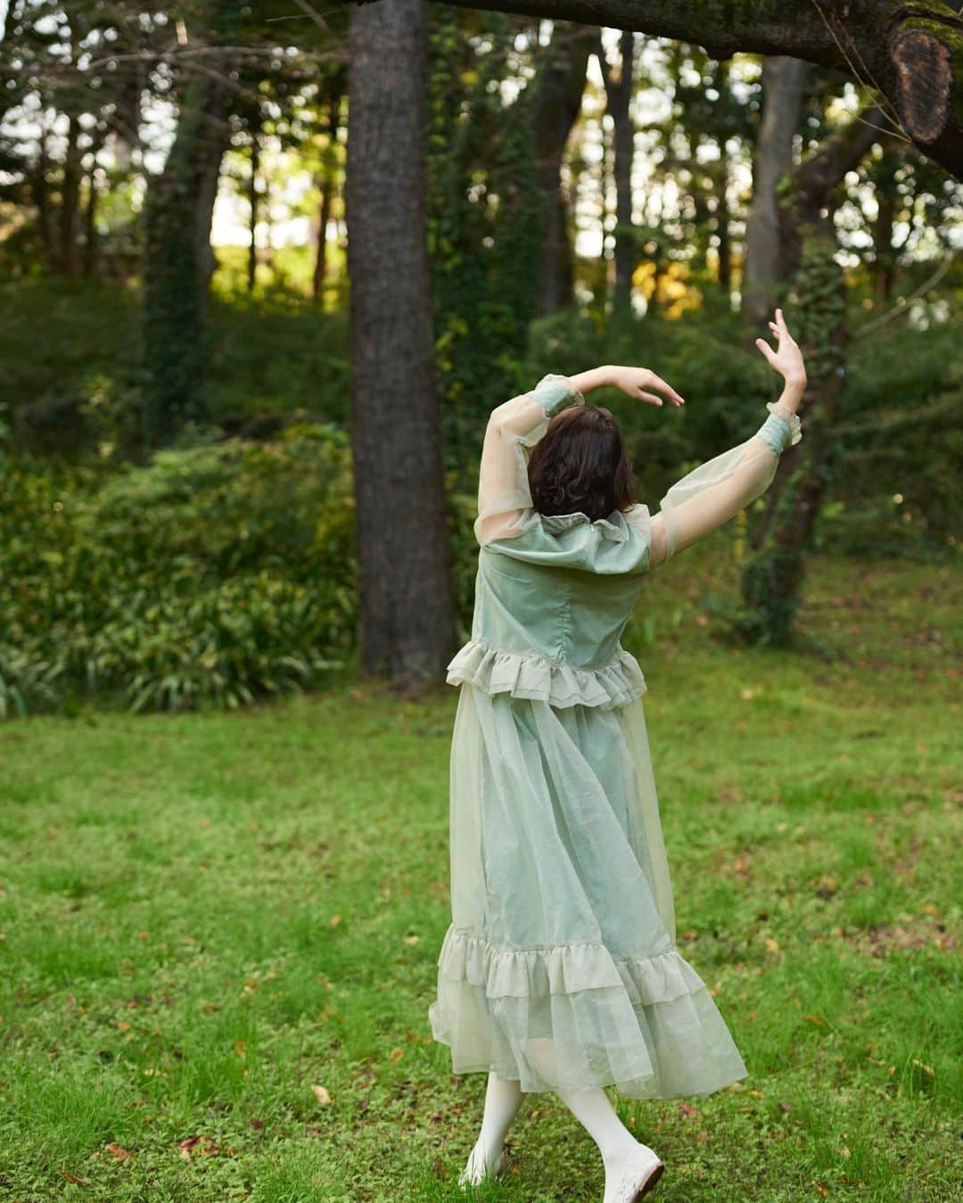 千葉アリサのインスタグラム：「💚  dacing with ... 🍃  photo by @shuheishine  hair& make @poritakae  styling by @yuuki.yasuda.n   #shooting #photo #matantyphoto  #冬がはじまるよ #あったかくね #千葉アリサ」