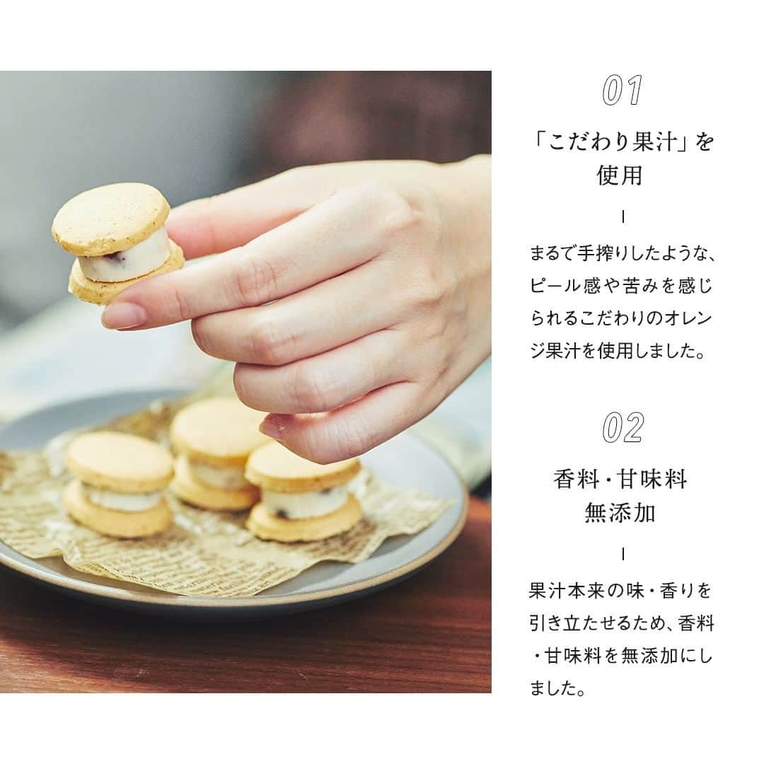 キリンビールさんのインスタグラム写真 - (キリンビールInstagram)「. 帰り道に立ち寄る、 いつものコンビニ。 . 新商品があるとついつい チェックしてしまいます。 . 見つけたのは 「ワイン屋さんのサングリアサワー 赤ワイン×オレンジ」。 . みずみずしい果物が詰まった パッケージに惹かれて、 手に取ることにしました。 . さっそく晩ご飯のあとに、乾杯。 . 赤ワインの軽やかな風味に、 ギュッと詰まった果実の 爽やかな組み合わせのサングリアサワー。 . オレンジ果汁のまるで手搾りしたような、 ピール感や苦みが感じられて ちょっぴり贅沢な気持ちになれます。 . おつまみに選んだのは 好物の小岩井レーズンアンドバター。 . シンプルなクッキーに挟んで、 レーズンバターサンドにしていただきます。 . バターのなめらかな口当たりと レーズンのアクセントが効いて 少し贅沢な気分のときにぴったりです。 . 夜をゆっくり過ごすおともに。 気持ちを華やかにしてくれる サングリアサワーに出合いました。 . ＊＊＊﻿ . 日々の暮らしに乾杯を🍻 . 乾杯のある暮らし で みなさまのとっておきの楽しみ方を ぜひ教えてください✨ . ＝＝＝＝＝﻿ 「ワイン屋さんのサングリアサワー　赤ワイン×オレンジ」﻿ アルコール分 6% 350ml コンビニエンスストア限定 ＝＝＝＝＝﻿ ﻿ . #キリンビール #キリン #乾杯のある暮らし #暮らしを楽しむ #きょうのキリン #お酒好きと繋がりたい #おうち居酒屋﻿ #KIRIN #麒麟 #コンビニ限定 #サングリア #サングリアサワー #ワイン屋さんのサングリアサワー #赤ワイン #オレンジ #レーズンバター #お酒に合う料理 #飲酒タグラム #飲酒たぐらむ #酒スタグラム　#宅呑み #家飲み #家呑み #宅飲み #レーズンバターサンド #おつまみごはん #おつまみメニュー #今日のおつまみ #今日の一杯 #小岩井レーズンアンドバター」11月24日 17時00分 - kirin_brewery