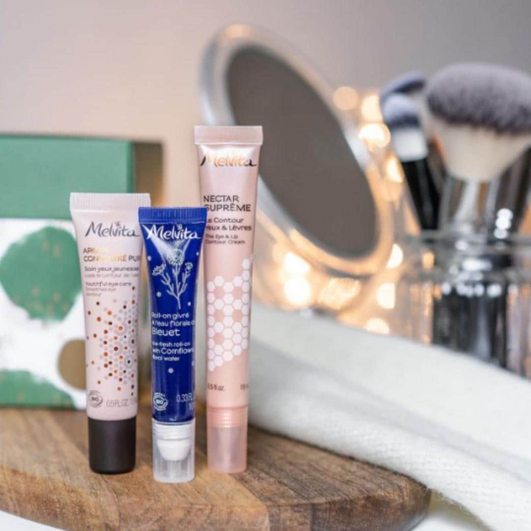 Melvita Officialのインスタグラム：「Eblouissante en un clin d’œil ! 👀  Parce que votre regard n’a jamais été aussi mis en valeur, il est important d’y accorder un peu de temps ! Concentré d’argan, gelée royale, nectar de kniphofia ou encore bleuet… Le point commun de ces actifs ? Ils réduisent les rides, poches ou cernes pour un regard à tomber !  Prêt(e) à les ajouter à votre routine beauté ? 💆‍♀  Merci à @melvita.hr pour cette jolie photo  #melvita #cosmetique #bio #naturel #engage #soin #care #yeux #regard #eye #eyecare #soindeyeux #antirides #argan #geleeroyale #cleanbeauty」