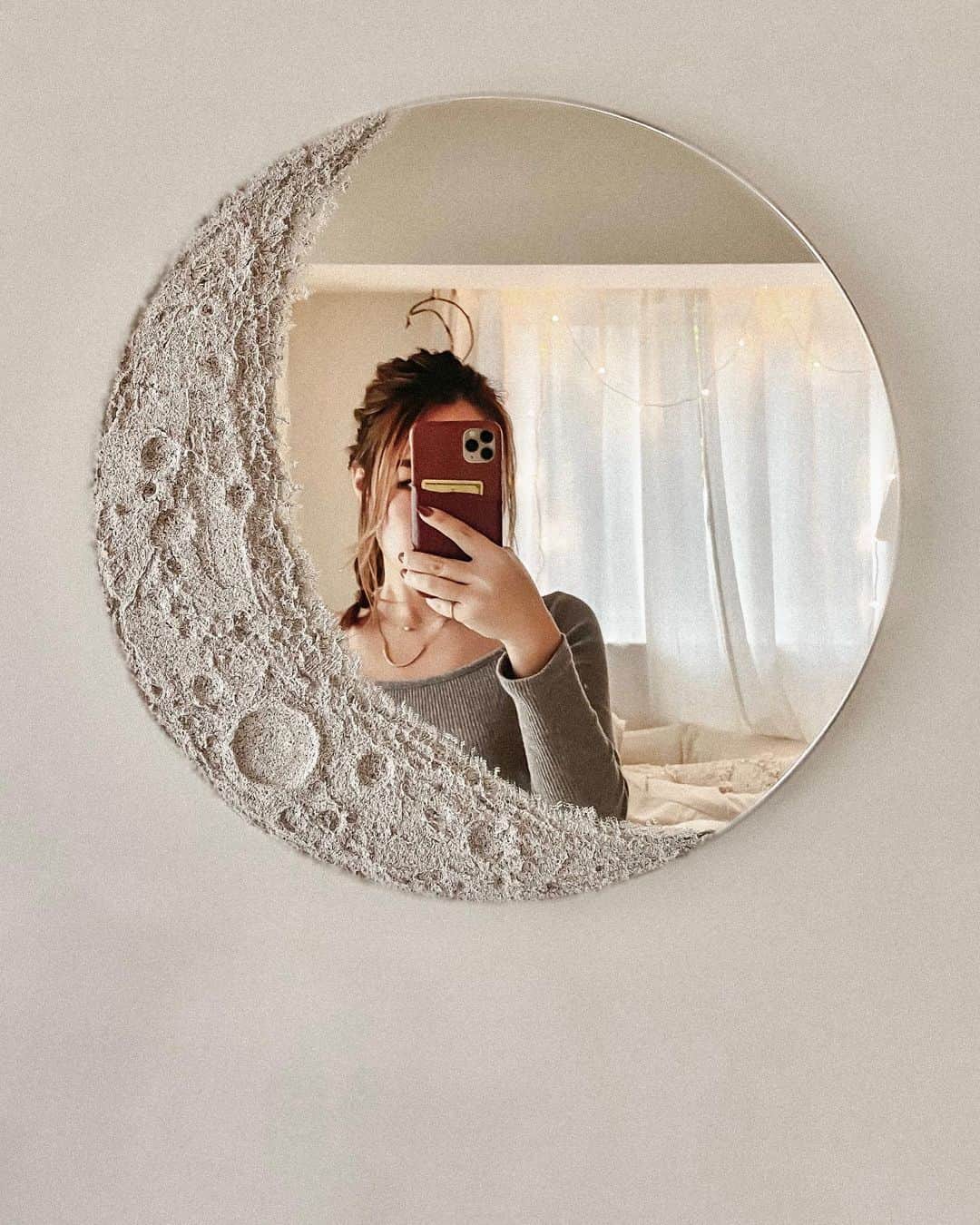 Manamiのインスタグラム：「#moonlitmirror 🌙 @moonlit_bymananails  12月よりMOONLIT店頭にて販売STARTします😌💓 鏡なので配送中に割れたら悲しいので店頭のみで、 ネイルの施術に来て頂いたお客様のみの販売になります😌 一つ一つハンドメイドです🌙 お楽しみに🤍🤍🤍  #マナシカの家」