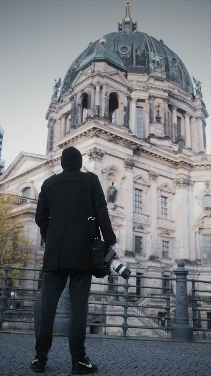 Thomas Kakarekoのインスタグラム：「Early morning by the Dom. #berlin #visit_berlin #fall #autumnvibes🍁 #sunrise #citykillerz #berlinerdom #photography #light」