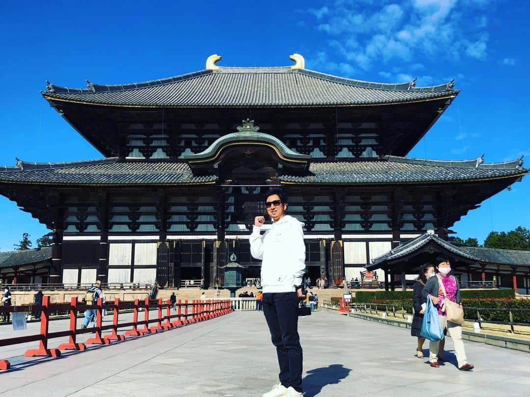 藤川球児さんのインスタグラム写真 - (藤川球児Instagram)「奈良県 #東大寺大仏殿 へ 凄い迫力ですね❗️ 人も幸い多くなく楽しめました。最後は、鹿の攻撃を受けて退散…🤣🤣 白いパーカーはRIZIN観戦の時購入しました😎 #kyuji22  #東大寺  #奈良観光」11月24日 17時03分 - fujikawa_kyuji22