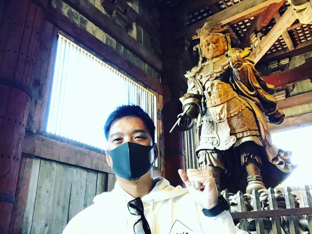 藤川球児さんのインスタグラム写真 - (藤川球児Instagram)「奈良県 #東大寺大仏殿 へ 凄い迫力ですね❗️ 人も幸い多くなく楽しめました。最後は、鹿の攻撃を受けて退散…🤣🤣 白いパーカーはRIZIN観戦の時購入しました😎 #kyuji22  #東大寺  #奈良観光」11月24日 17時03分 - fujikawa_kyuji22