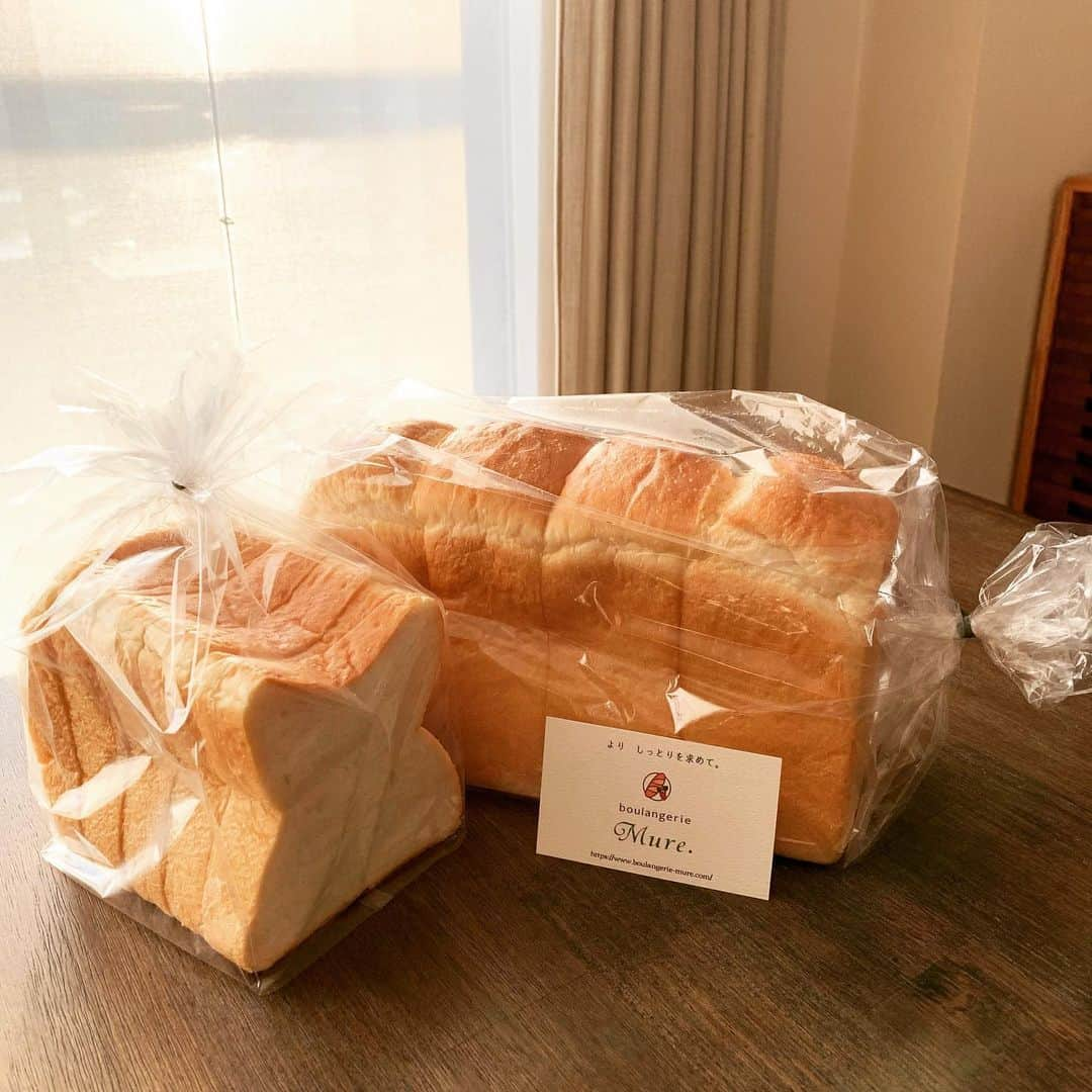 阿部晋也さんのインスタグラム写真 - (阿部晋也Instagram)「パン投稿🍞  こんな時なので、久しぶりに撮り溜めてあったパンなどUPしてみます。  1枚目 ブーランジェリー・ミュールの西野ブレッド角と山。 しっとり系のミュールのパンですが、角は凄く湿度が高い感じです笑 山はめちゃくちゃ僕好みのパンで、朝食トーストに最高です！ ここは他のパンも美味しいのでおすすめです。  2枚目 銀座に志かわの食パン お初でした。美味しいです。 ザ・高級食パンって感じです笑 3日かけて食べましたが、初日のふんわりぎっしりな食べごたえも翌日のトーストして中もっちりな食感も良かったです。 ちなみに北見店で購入です笑  3枚目　番外編 GAGNONのアップルパイとチーズケーキ 移転して初めて行きましたが、メープル角食目当てだったのですが残念ながら売ってなくて、ついつい購入してしまったアップルパイとチーズケーキ。 生のリンゴは食感上の理由で敬遠していますが、アップルパイは凄く美味しかったです！  日本全国でコロナウイルスが猛威を振るっていますが、皆さんくれぐれStay safe & healthyで！！ 僕らも気をつけながら練習・生活します😷🥌  ちなみにパンを買う時はお店に行って空いてそうなら買うスタンスでやっております笑  #パン #食パン #ブーランジェリーミュール #銀座に志かわ #gagnon #あべぱんログ」11月24日 17時04分 - shinyabe106