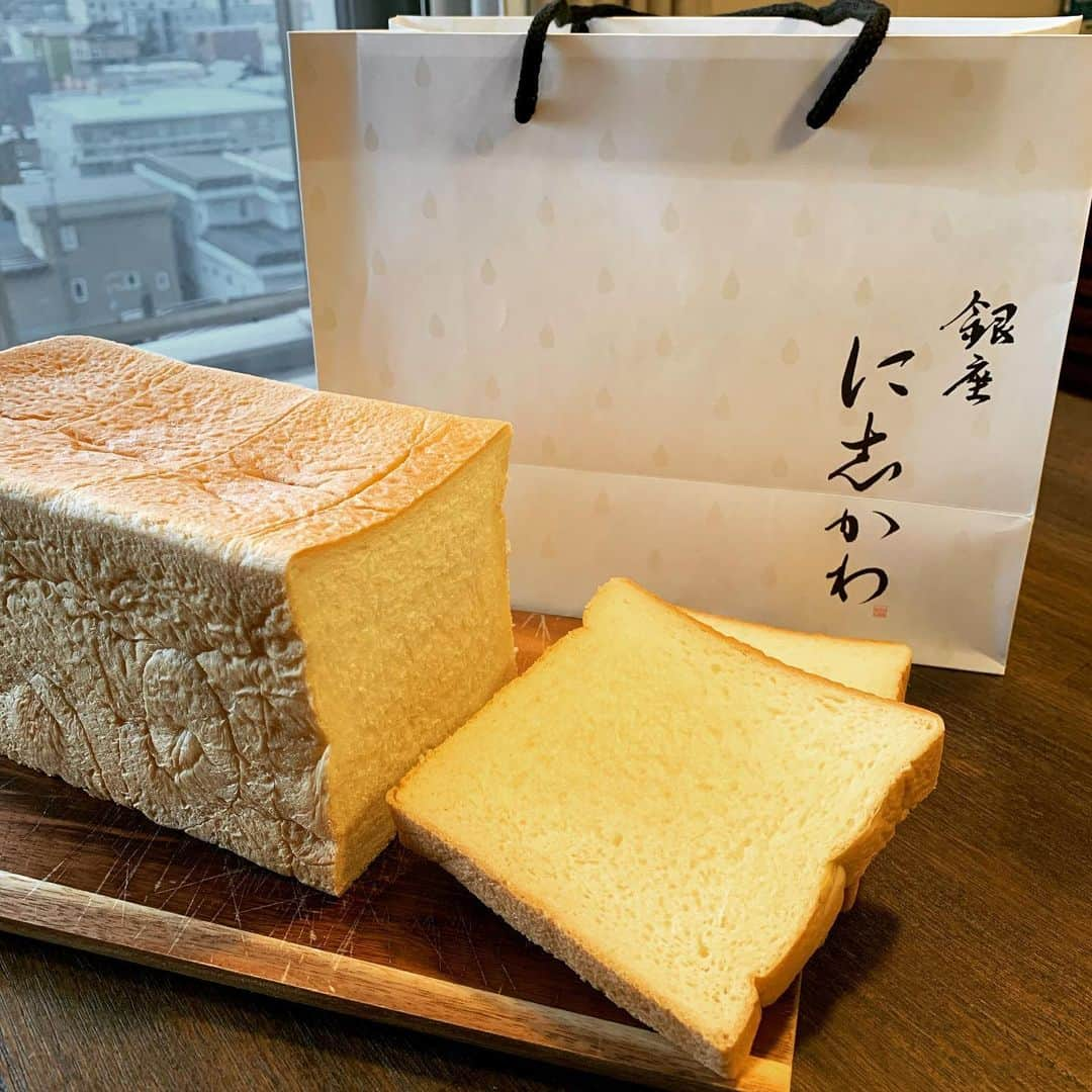 阿部晋也さんのインスタグラム写真 - (阿部晋也Instagram)「パン投稿🍞  こんな時なので、久しぶりに撮り溜めてあったパンなどUPしてみます。  1枚目 ブーランジェリー・ミュールの西野ブレッド角と山。 しっとり系のミュールのパンですが、角は凄く湿度が高い感じです笑 山はめちゃくちゃ僕好みのパンで、朝食トーストに最高です！ ここは他のパンも美味しいのでおすすめです。  2枚目 銀座に志かわの食パン お初でした。美味しいです。 ザ・高級食パンって感じです笑 3日かけて食べましたが、初日のふんわりぎっしりな食べごたえも翌日のトーストして中もっちりな食感も良かったです。 ちなみに北見店で購入です笑  3枚目　番外編 GAGNONのアップルパイとチーズケーキ 移転して初めて行きましたが、メープル角食目当てだったのですが残念ながら売ってなくて、ついつい購入してしまったアップルパイとチーズケーキ。 生のリンゴは食感上の理由で敬遠していますが、アップルパイは凄く美味しかったです！  日本全国でコロナウイルスが猛威を振るっていますが、皆さんくれぐれStay safe & healthyで！！ 僕らも気をつけながら練習・生活します😷🥌  ちなみにパンを買う時はお店に行って空いてそうなら買うスタンスでやっております笑  #パン #食パン #ブーランジェリーミュール #銀座に志かわ #gagnon #あべぱんログ」11月24日 17時04分 - shinyabe106