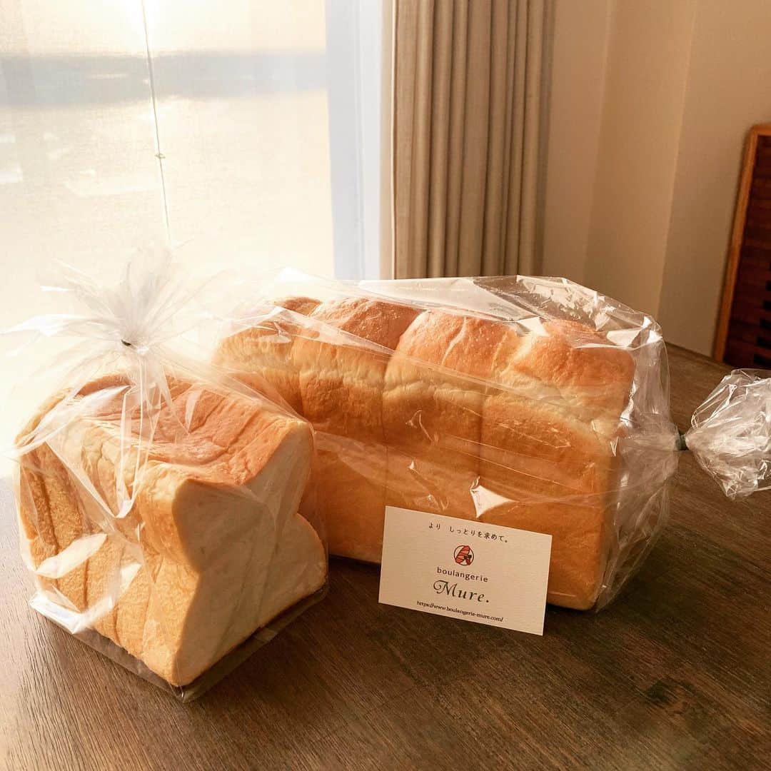 阿部晋也のインスタグラム：「パン投稿🍞  こんな時なので、久しぶりに撮り溜めてあったパンなどUPしてみます。  1枚目 ブーランジェリー・ミュールの西野ブレッド角と山。 しっとり系のミュールのパンですが、角は凄く湿度が高い感じです笑 山はめちゃくちゃ僕好みのパンで、朝食トーストに最高です！ ここは他のパンも美味しいのでおすすめです。  2枚目 銀座に志かわの食パン お初でした。美味しいです。 ザ・高級食パンって感じです笑 3日かけて食べましたが、初日のふんわりぎっしりな食べごたえも翌日のトーストして中もっちりな食感も良かったです。 ちなみに北見店で購入です笑  3枚目　番外編 GAGNONのアップルパイとチーズケーキ 移転して初めて行きましたが、メープル角食目当てだったのですが残念ながら売ってなくて、ついつい購入してしまったアップルパイとチーズケーキ。 生のリンゴは食感上の理由で敬遠していますが、アップルパイは凄く美味しかったです！  日本全国でコロナウイルスが猛威を振るっていますが、皆さんくれぐれStay safe & healthyで！！ 僕らも気をつけながら練習・生活します😷🥌  ちなみにパンを買う時はお店に行って空いてそうなら買うスタンスでやっております笑  #パン #食パン #ブーランジェリーミュール #銀座に志かわ #gagnon #あべぱんログ」