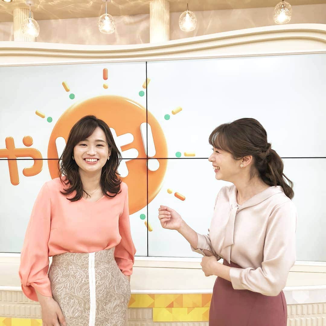 のインスタグラム：「先週木曜日の放送後、梨菜ちゃんと﻿﻿ 今日は何の写真撮ろうか～？と話してる一コマです😄﻿ ﻿ ﻿ 「皆川さんからもらったハンドクリーム使ってます！！」と言ってくれて嬉しかったです😊✌️﻿ ﻿ ﻿ そして明日は山本里菜アナウンサーが夏休みのため、篠原アナウンサーが代役です！﻿ ﻿ ﻿ 写真撮影の時だけ、マスクを外しています。﻿ ﻿ 皆川﻿ ﻿ ﻿ ﻿ #篠原梨菜﻿ #皆川玲奈﻿ #アナウンサー﻿ #はやドキ﻿ #tbs」