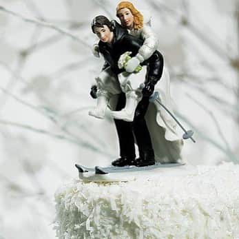 結婚準備のインスタグラム：「この季節にぴったりのケーキトッパーをご紹介。ウエディングドレスの上にダウンジャケットを着た新婦が可愛いです❣️ . #ケーキトッパー #スキー #冬の結婚式 #雪のケーキ #ユアスタイルウエディング #yourstylewedding」