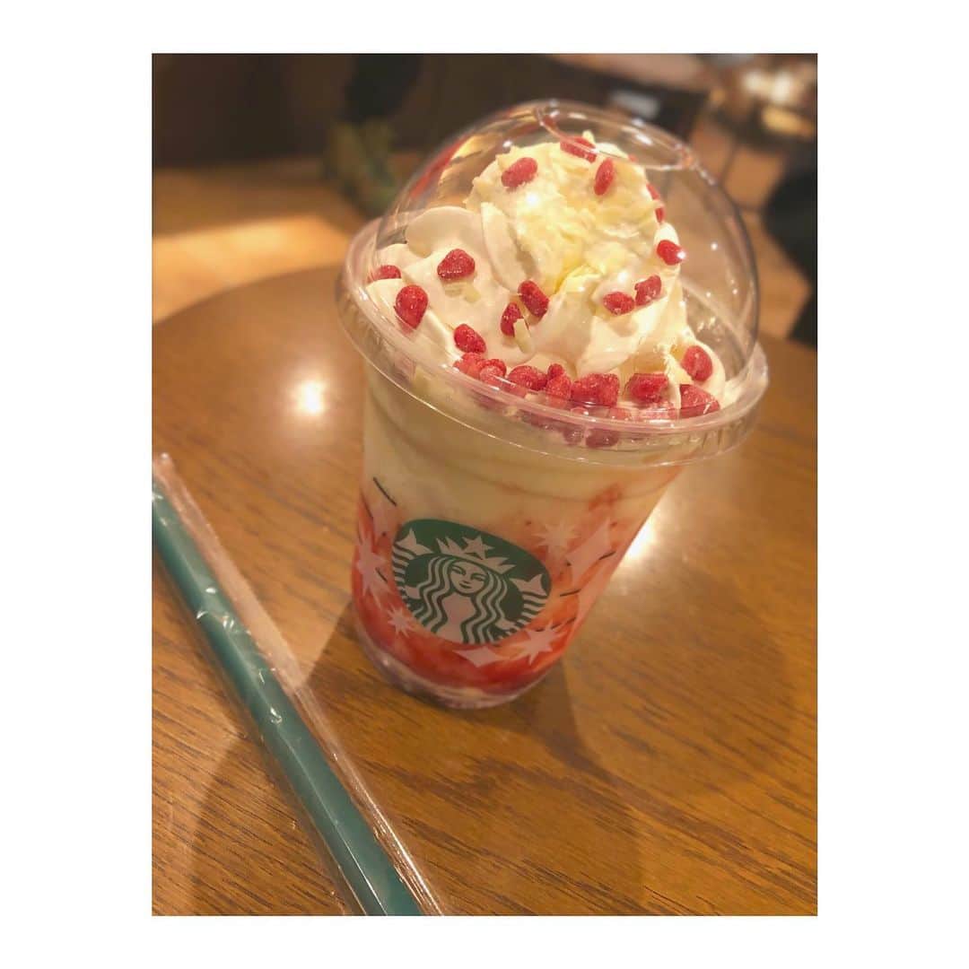 森脇加奈子のインスタグラム：「🍓  べりーべりーべりーべりー！！！！ うまいぜ！！！！ レアチーズとの相性抜群、合わないわきゃない。  新作も楽しみ〜！！！！  #ベリーベリーフラペチーノ #スターバックス」