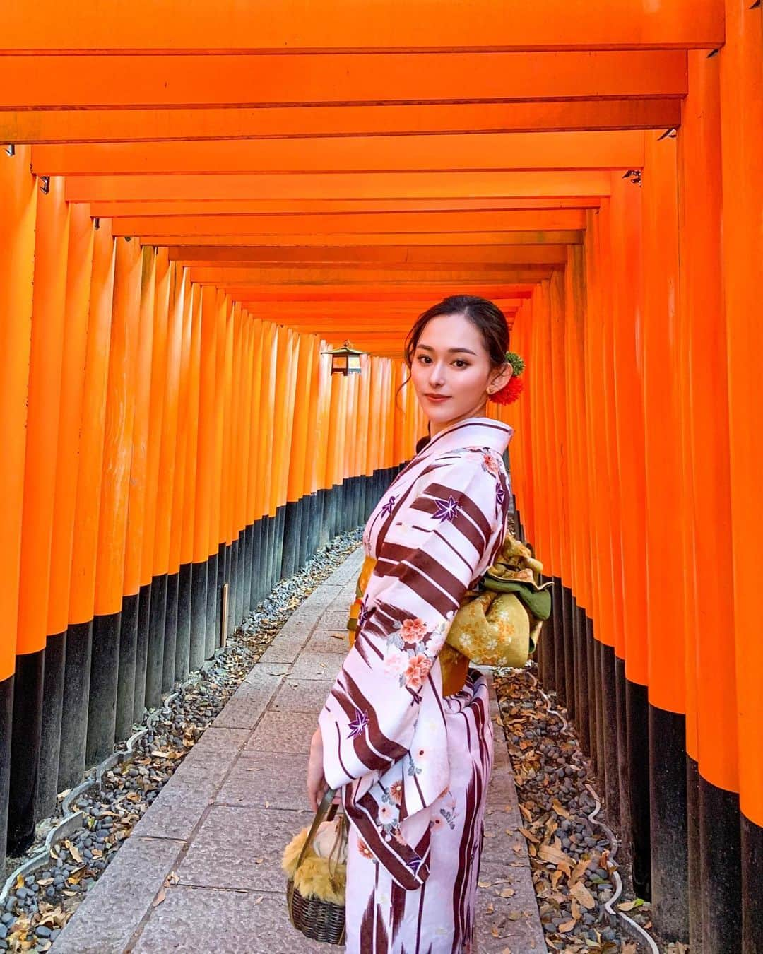 Chiharuのインスタグラム：「❤︎ 伏見稲荷の千本鳥居⛩⛩⛩ . 朝10時にすぐ向かったからそこまで人がいなかったよ✨ . 出店がたくさんあったからたこ焼き食べた🐙 ❤︎ #京都　#伏見稲荷  #伏見稲荷大社 #千本鳥居 #京都観光 #京都旅行　#和装　#着物　#着物ヘア #着物レンタル　#着物女子 #日本　#国内旅行  #写真好きな人と繋がりたい #カメラ好きな人と繋がりたい #カメラ女子　#kyoto #japan #photography #photo #photogram #camera #kimono #kimonostyle #kimonogirl #fushimiinari」