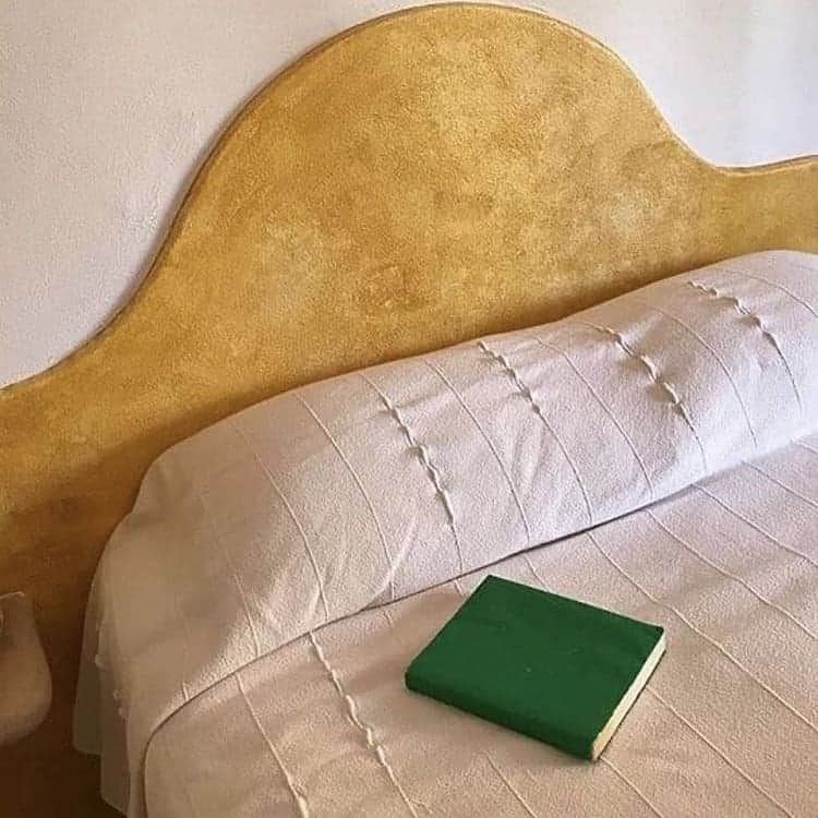 ベンシモンのインスタグラム：「#TuesdayMood Stay in bed 💭 ​📸 @slow_roads ​#inspiration #bensimon #mode #decoration」