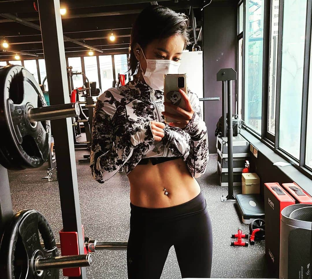 エナ さんのインスタグラム写真 - (エナ Instagram)「밥순이의 탄수화물3주째 컷팅중... 체지방9kg  근육24kg 나쁘지않지??  좀만더힘내자 🔥🔥  옹동이는언제.... #운동 #운동하는여자 #복근 #먹어도먹어도배고파 #헬스」11月24日 17時27分 - eunkyung.shin