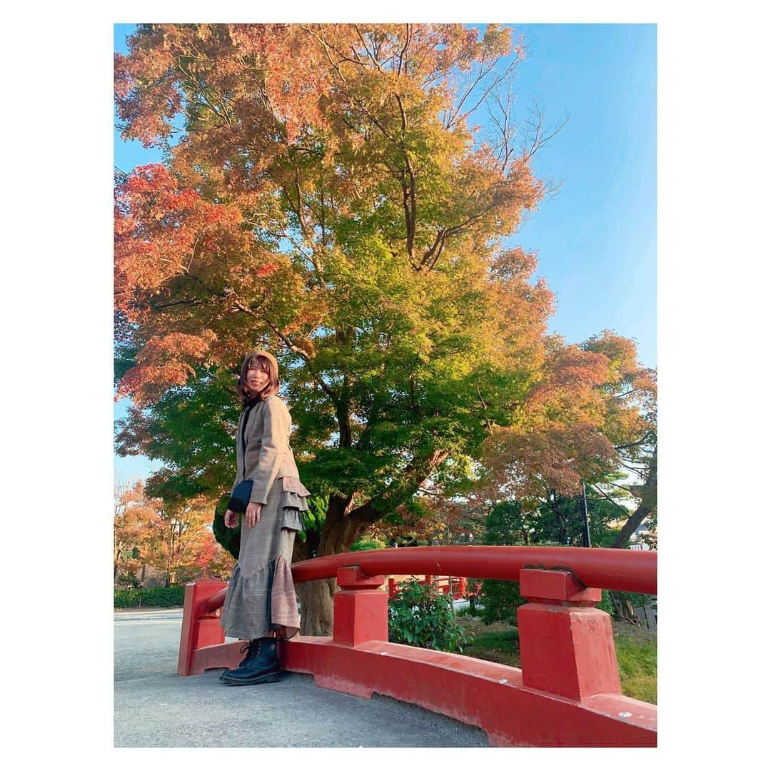 廣瀬茜さんのインスタグラム写真 - (廣瀬茜Instagram)「🍁🍁🍁 西陽が眩しくて目が開かない。  ゆかちゃんにオススメしてもらった @jour.de.muguetのセットアップが紅葉にピッタリでした🍁  #jourdemuguet #autumnleaves #japanesemaple #japan」11月24日 17時19分 - akane_bandmaid