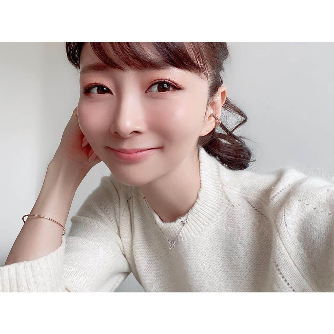 石井美保さんのインスタグラム写真 - (石井美保Instagram)「撮影終わりに飛び上がる程嬉しいお知らせ電話を頂き、今日は一日ニコニコです。 今年の大仕事を終わらせた気分。あと1ヵ月も頑張ろう。  今日のメイクは2021春新作で アイシャドウ: @suqqu_official 純撫子 チーク　@chanel.beauty フルールドプランタン(限定) リップ @rmkofficial ザベージュライブラリーリップスティック03」11月24日 17時20分 - miho_ishii