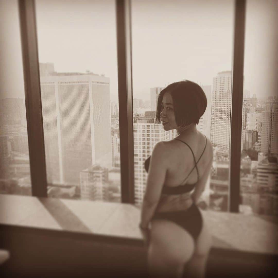 古渡奈々子のインスタグラム：「三連休は、どこか出かけたわけではないけど、好きなひとたちにたくさん会えた。 そして久々に大会観戦も @nabbawffjapan   選手の身体をよりリアルに鑑賞できるフラットステージ . 選手を邪魔しないオールブラックのパンツスーツの審査員 . かならず呼ばれる比較審査と選手全員の個人フリーの時間 . 1 on 1対決の時に語られるカテゴリーの特徴や選手の紹介 . まさに選手ファーストであり、他と比較しても群を抜いて見堪えのあるステージでした  選手の皆様、運営の皆様 そして裏で支えていた運営と選手のご家族とご友人たちに敬意を表します  ステージ見るとあの絞れた薄い皮膚の身体にまたなりたくなるね🥺  #これは絞れてない最近のものなので腰に肉が余ってたるんでます #それを誤魔化すためにぼやかしてます #ご理解とご了承よろしくお願い申し上げます」