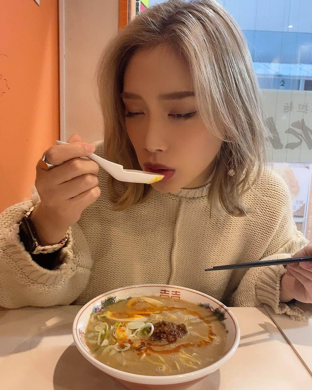 acaneさんのインスタグラム写真 - (acaneInstagram)「・ ラータン麺。最高。うますぎ。  ラーメンとかうどんがあんまり得意じゃなくて いつも完食しきらんっちゃけど らーたんだけはいつも完食して 餃子までいけちゃう🥟✌️笑  皆様福岡天神へ行く際は是非🍜❤️  ゆういちさんおらんかったー！😭  #ラータンメン #あかねのおすすめ #ラーメン #博多」11月24日 17時24分 - acane0129