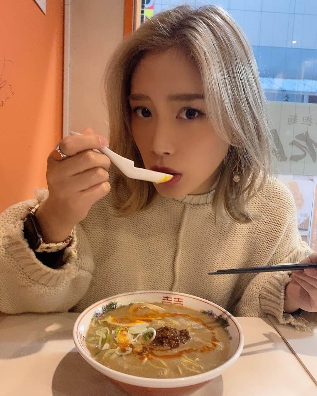 acaneのインスタグラム：「・ ラータン麺。最高。うますぎ。  ラーメンとかうどんがあんまり得意じゃなくて いつも完食しきらんっちゃけど らーたんだけはいつも完食して 餃子までいけちゃう🥟✌️笑  皆様福岡天神へ行く際は是非🍜❤️  ゆういちさんおらんかったー！😭  #ラータンメン #あかねのおすすめ #ラーメン #博多」