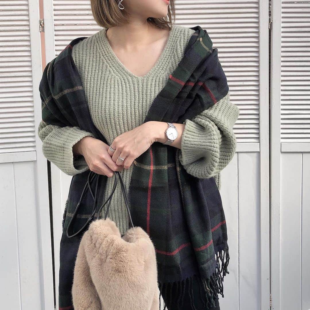 のインスタグラム：「. シンプルだけど洗礼されたデザインだから どんなコーデにも合わせやすい @danielwellington の時計⌚️✨ 中でも高級感あるシルバーストラップが お気に入り◡̈⃝⋆ Black Fridayセールは 11月20日～30日まで開催中🙌🏻 公式サイト www.danielwellington.com/jp やDW直営店舗にて最大50％OFFだそう♪ クリスマスプレゼント🎄🎁にも👌🏻 ▶︎▶︎ 15％OFFクーポンコード【moyon】 . . . #腕時計#時計#watch #ダニエルウェリントン  #DWブラックフライデー」