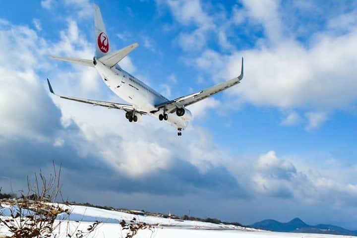 のインスタグラム：「Gracefully floating above the snow-blanketed earth below. #WorldlyNovember  雪原の上を気持ちよさそうに泳いでいます✈ . . Photo by @mpsgaro Post your memories with #FlyJAL  #JapanAirlines #travel #airplane #travelawesome #momentofmine」